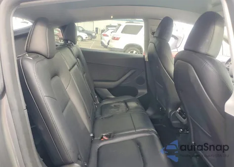 2025 Tesla Model Y z USA, uszkodzony, nr VIN 7SAYGAEE6SF278921